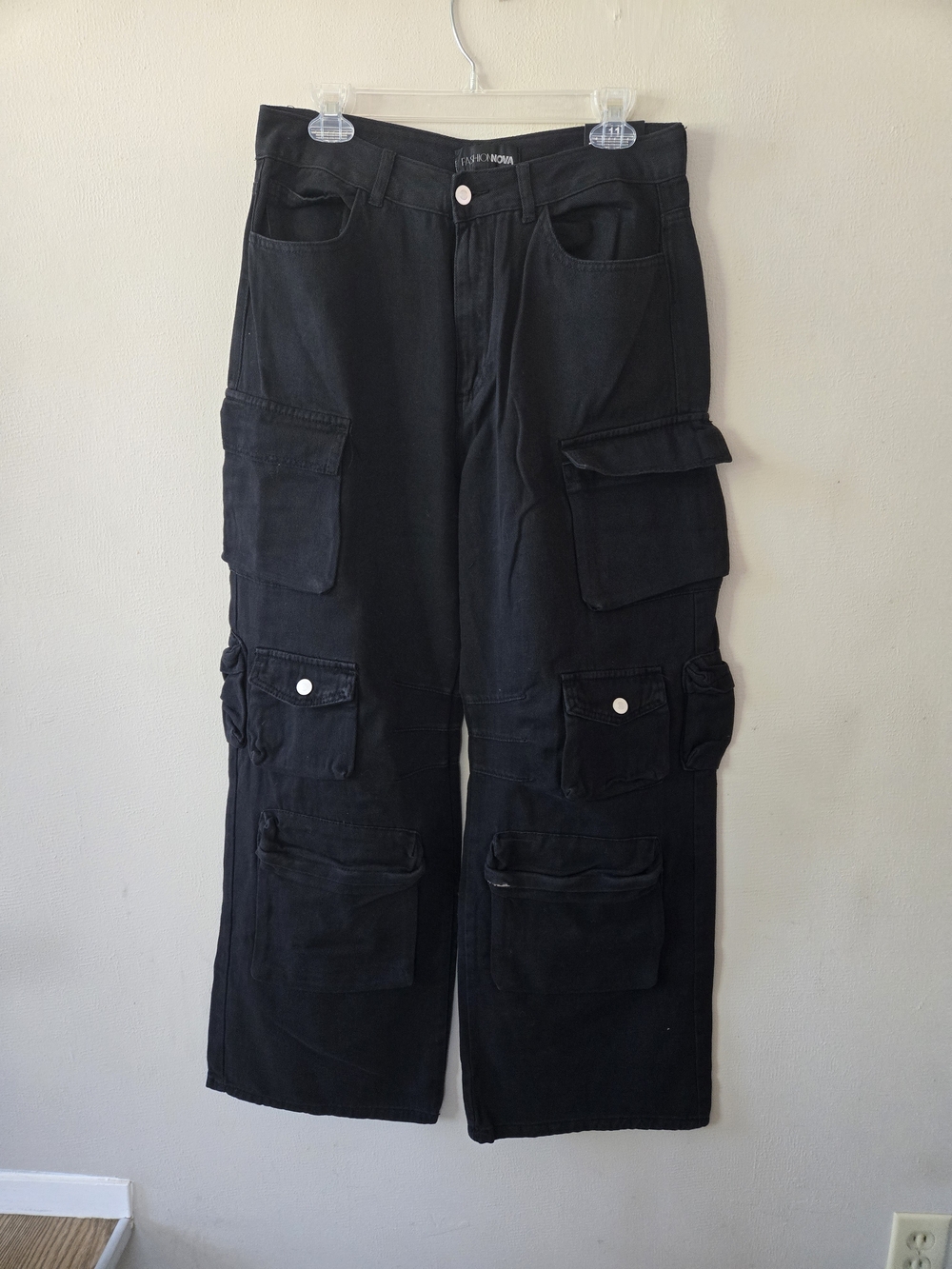 (NWT)Fashion Nova black cargo pants New with tag. Mid-rise, wide-leg trousers